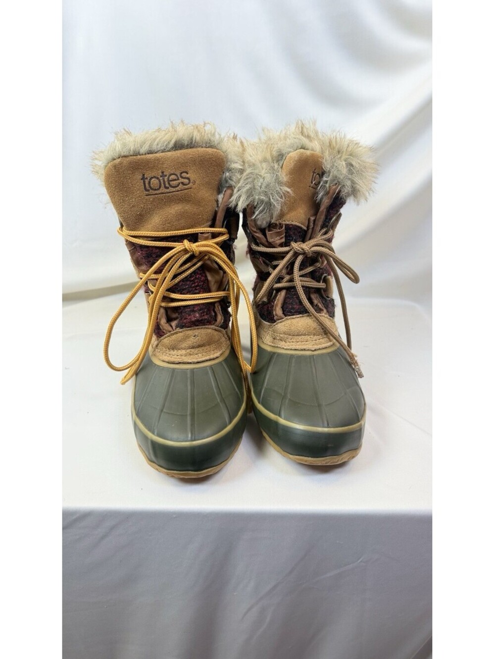 Women’s Sz 9 Totes Snow Boots The Fur Red Bottom Warm Worn One Sz 6